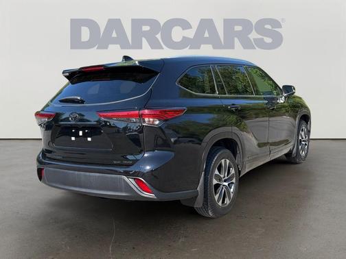 Midnight Black Metallic 2022 Toyota Highlander XLE