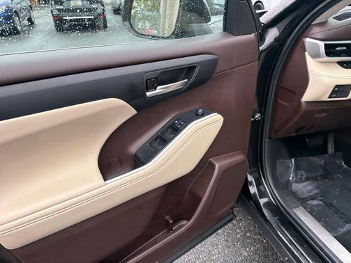 Midnight Black Metallic 2022 Toyota Highlander XLE
