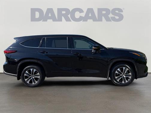 Midnight Black Metallic 2022 Toyota Highlander XLE