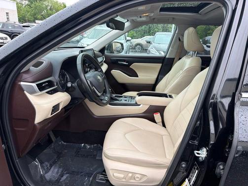 Midnight Black Metallic 2022 Toyota Highlander XLE