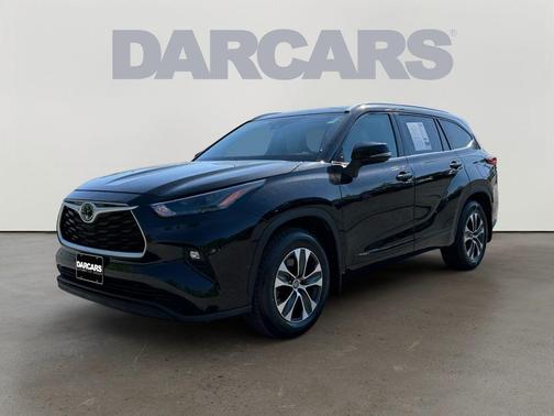 Midnight Black Metallic 2022 Toyota Highlander XLE