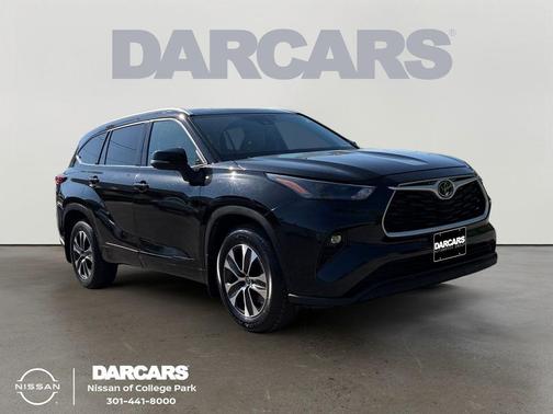 Midnight Black Metallic 2022 Toyota Highlander XLE