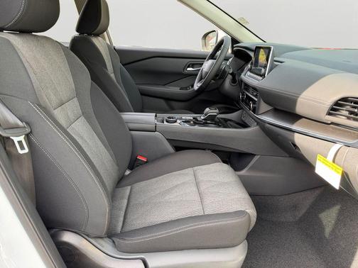 Everest White Pearl Tricoat 2026 Nissan Rogue SV