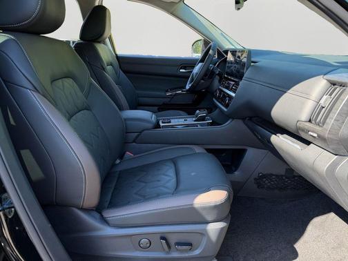 Super Black 2026 Nissan Pathfinder Platinum