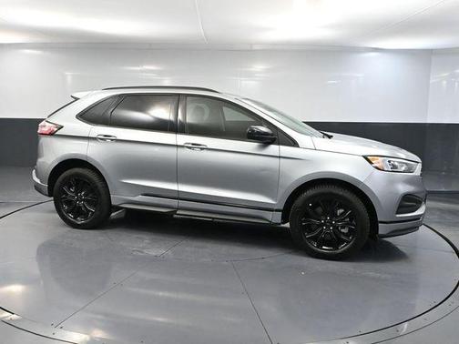 Iconic Silver Metallic 2024 Ford Edge SE