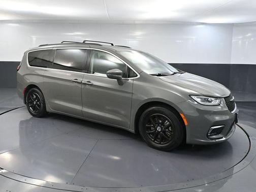 2022 Chrysler Pacifica Touring-L