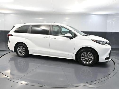 2021 Toyota Sienna LE
