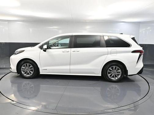 2021 Toyota Sienna LE