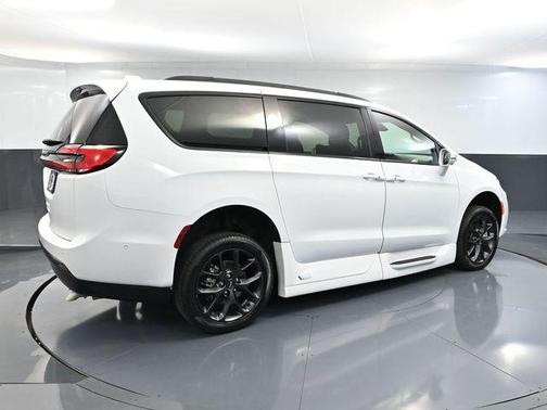 2022 Chrysler Pacifica Touring-L