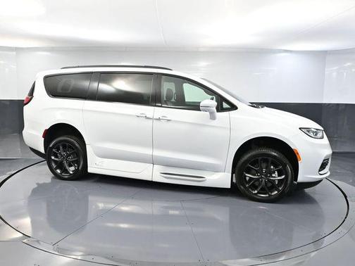 2022 Chrysler Pacifica Touring-L