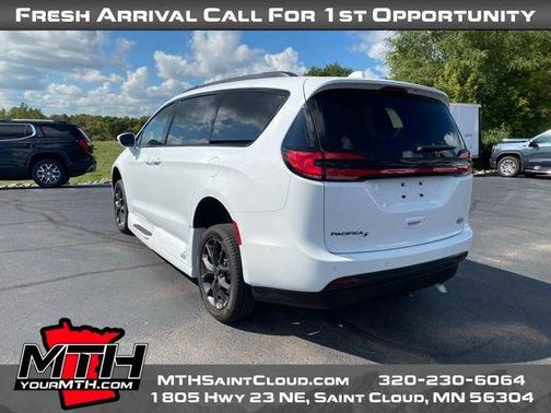 2022 Chrysler Pacifica Touring-L