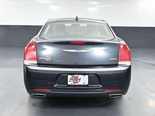 2017 Chrysler 300 Limited
