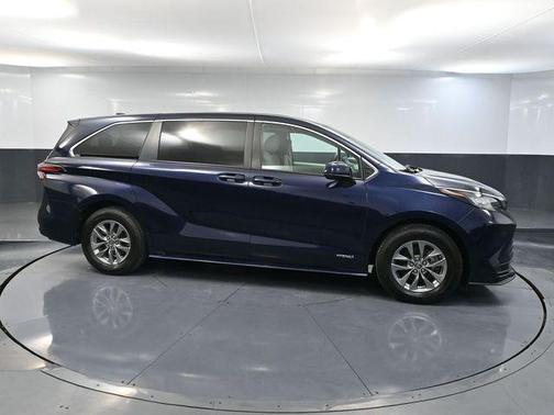 2021 Toyota Sienna LE