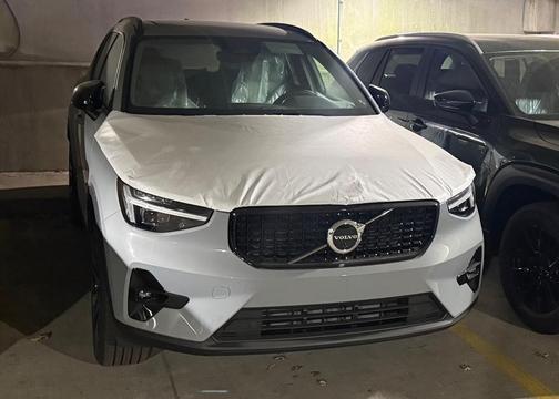 2025 Volvo XC40 B5 Plus Dark Theme