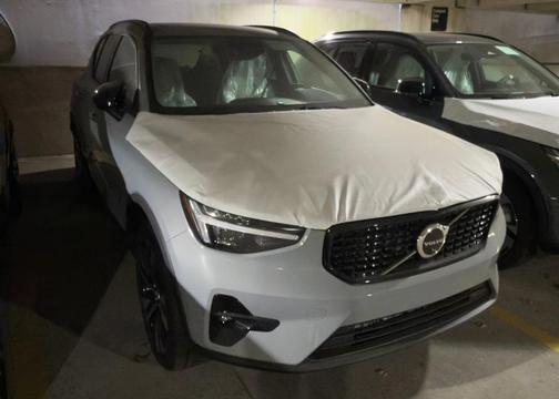 2025 Volvo XC40 B5 Plus Dark Theme