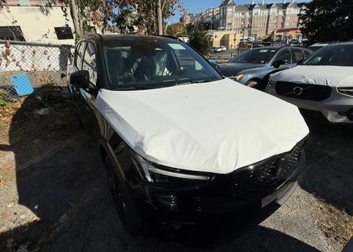 2026 Volvo XC40 B5 Ultra Black Edition