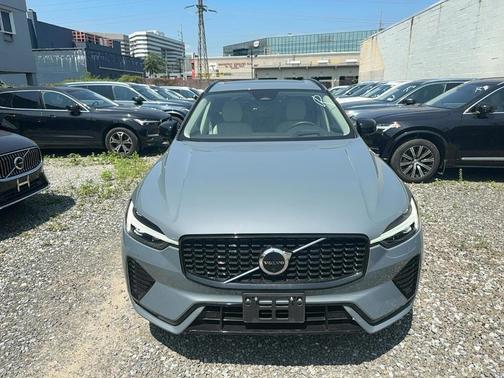 2023 Volvo XC60 B5 Ultimate Dark Theme