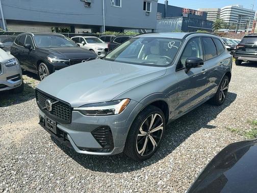 2023 Volvo XC60 B5 Ultimate Dark Theme