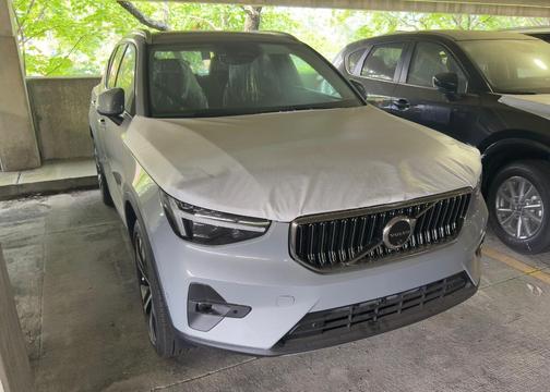 2025 Volvo XC40 B5 Ultra Bright Theme