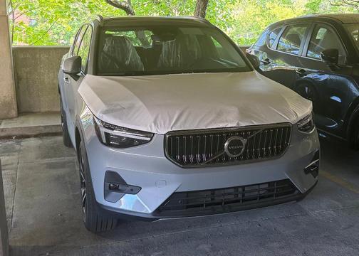 2025 Volvo XC40 B5 Ultra Bright Theme