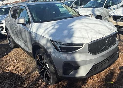 2025 Volvo XC40 B5 Ultra Bright Theme