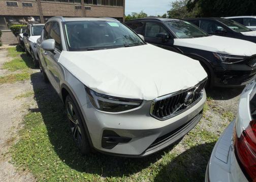 2025 Volvo XC40 B5 Ultra Bright Theme