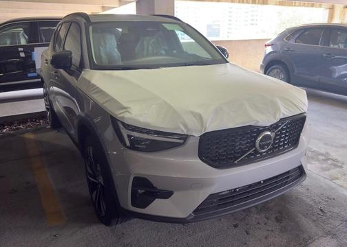2025 Volvo XC40 B5 Ultra Dark Theme
