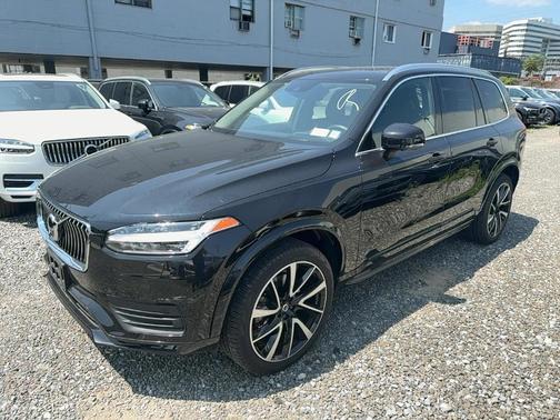 2022 Volvo XC90 T6 Momentum 7 Passenger