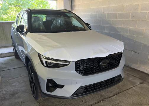 2026 Volvo XC40 B5 Ultra Black Edition
