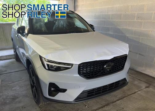 2026 Volvo XC40 B5 Ultra Black Edition