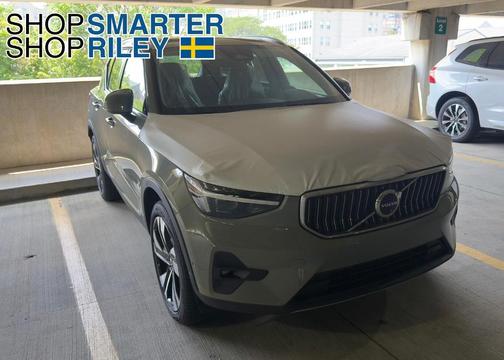 2025 Volvo XC40 B5 Plus Bright Theme