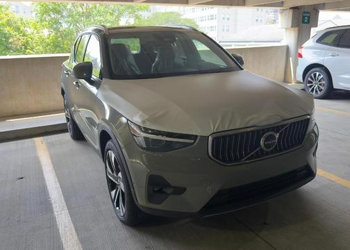 2025 Volvo XC40 B5 Plus Bright Theme