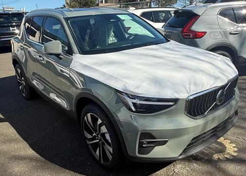 2025 Volvo XC40 B5 Plus Bright Theme