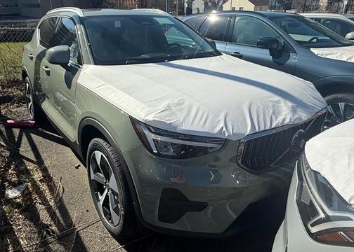 2025 Volvo XC40 B5 Core Bright Theme