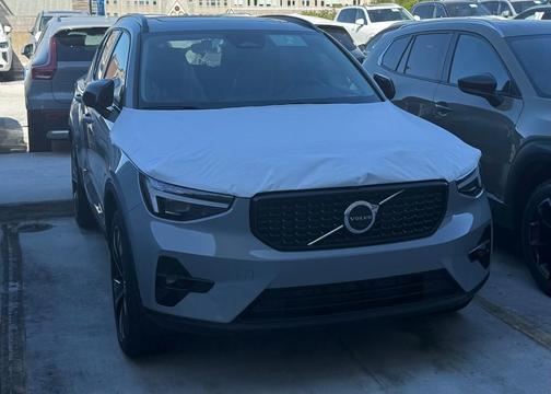 2025 Volvo XC40 B5 Plus Dark Theme