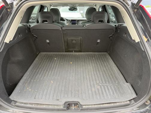 2022 Volvo XC60 B5 Momentum