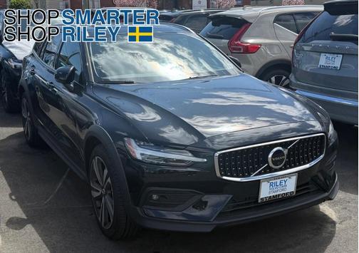 2025 Volvo V60 Cross Country B5 Plus