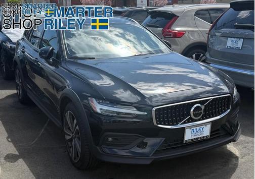 2025 Volvo V60 Cross Country B5 Plus