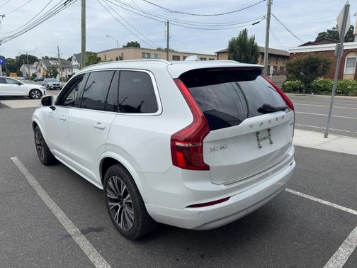 2022 Volvo XC90 T5 Momentum 7 Passenger