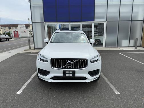 2022 Volvo XC90 T5 Momentum 7 Passenger