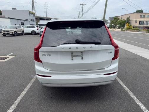 2022 Volvo XC90 T5 Momentum 7 Passenger