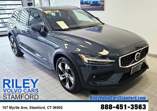 2023 Volvo V60 Cross Country B5 Plus