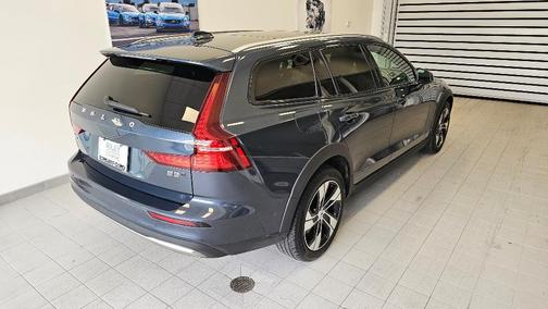 2023 Volvo V60 Cross Country B5 Plus