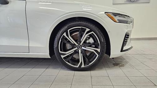 2023 Volvo S60 Recharge Plug-In Hybrid T8 Plus Dark Theme