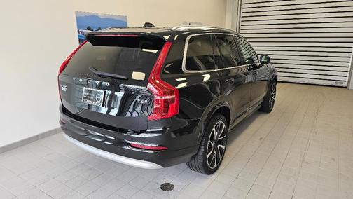 2022 Volvo XC90 T6 Momentum 7 Passenger