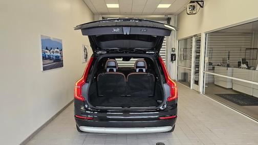 2022 Volvo XC90 T6 Momentum 7 Passenger