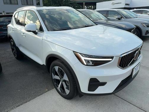 2025 Volvo XC40 B5 Core Bright Theme