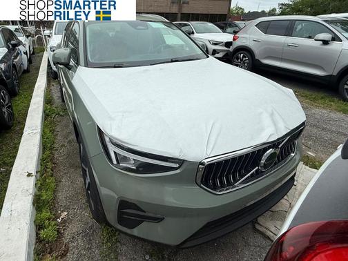 2025 Volvo XC40 B5 Core Bright Theme