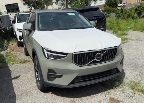 2025 Volvo XC40 B5 Core Bright Theme