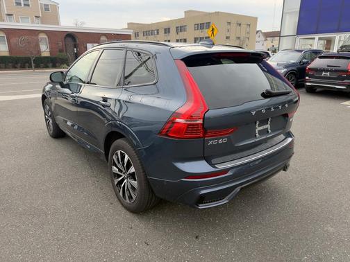 2024 Volvo XC60 B5 Plus Dark Theme